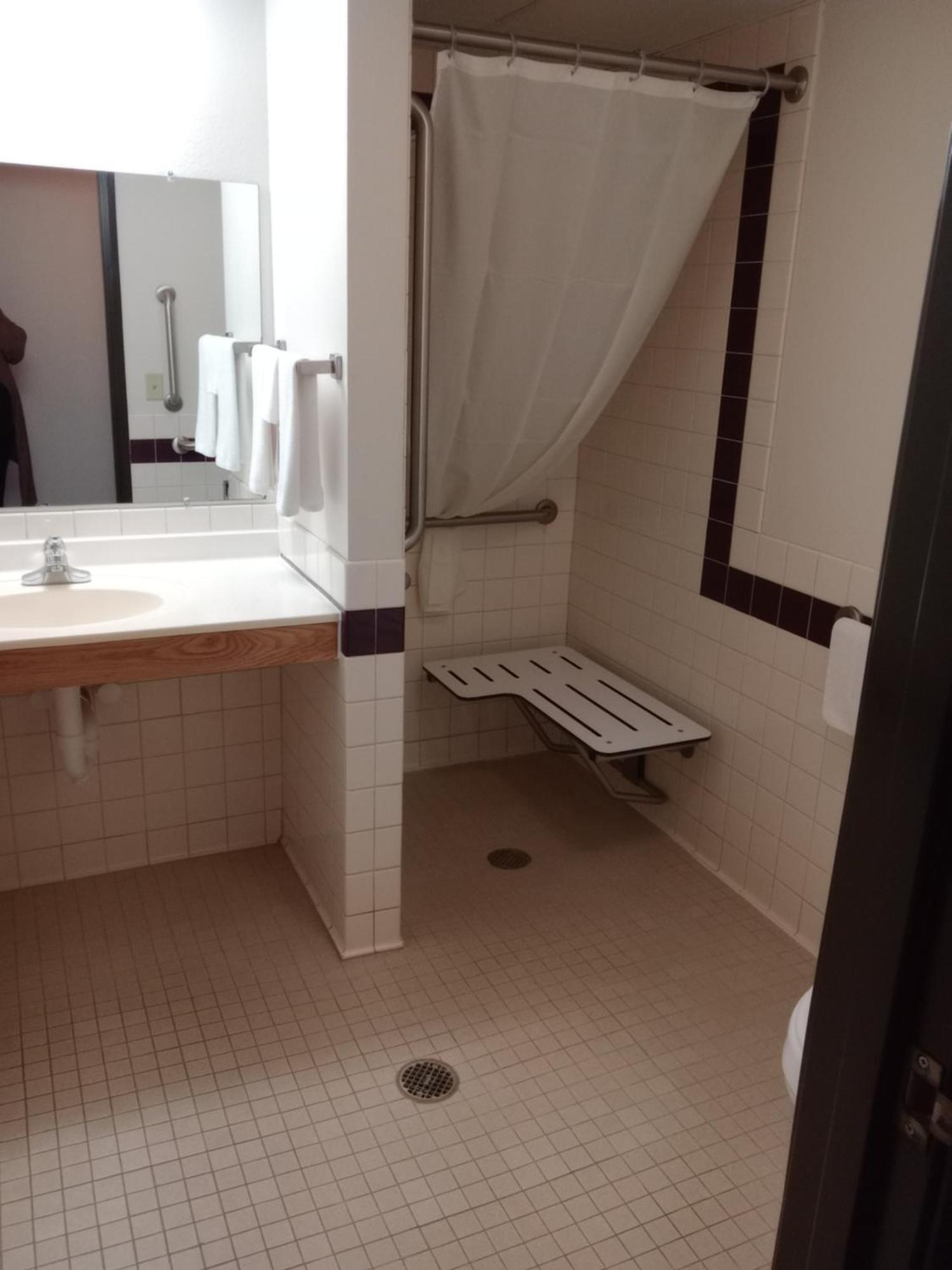 Fairbridge Inn & Suites Thorp Kültér fotó